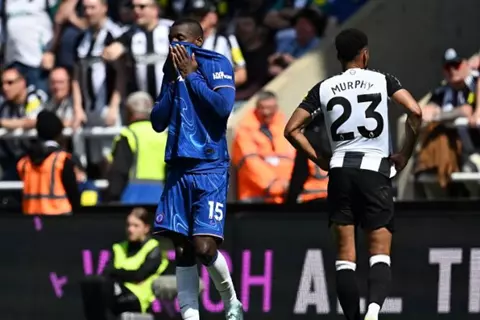 إيقاف يمتد للموسم الجديد.. انتهاء موسم جاكسون مع تشيلسي بعد الطرد أمام نيوكاسل